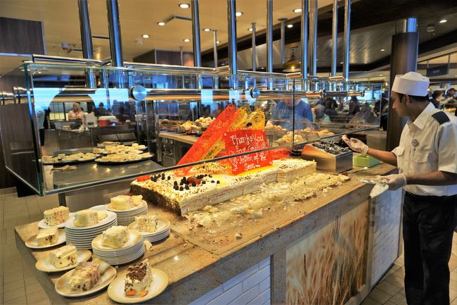 ランチの前にウィンジャマーをちょっと冷やかし。<br />今日も入り口では巨大なケーキを配っています。