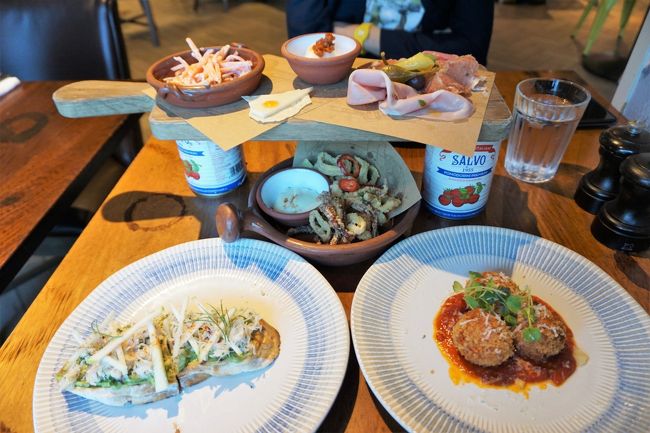 前菜はこちら。<br />カニとアボカドのブルスケッタ（Crab&amp;Avocado Bruschetta）、アランチーニ（Pea&amp;Mint Atancini）、ミートプランク（Cured meat plank）、カラマリフライ（Crispy Squid）。<br /><br />うーん、美味しいんだけど、、、かなり塩辛い！<br />カラマリフライなんて衣が塩で包まれているようでちょっといただけない！