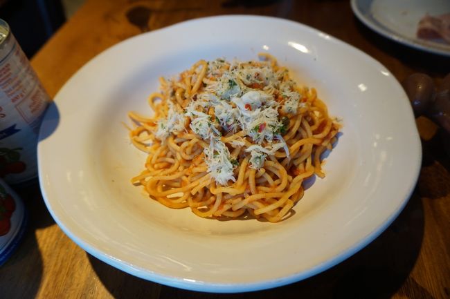 夫が頼んだカニのパスタ。<br />こちらも麺はぶよぶよ、冷めてるし麺同士がくっついちゃってるし。<br />お美味しい食事を期待してきたのにこれはあまりにも酷い！<br /><br />「Everythings okay？」と聞きに来たスタッフに「OKじゃない。麺茹で過ぎだし出来立てじゃなくて温かくない。美味しくない。」と伝えると、「アルデンテだから・・・」と。<br />いや、アルデンテってむしろ日本人にとっては「固すぎ」と感じると思うんだけど、これは明らかに茹で過ぎ。<br />「アルデンテじゃない！茹で過ぎで美味しくない。」<br />こういうと「作り直しましょうか？」と。<br /><br />私の方はもうエビも食べたしかなりイマイチながらも3分の1は食べたので断ったけど、夫はほとんど手を付けてなかったので作り直しを依頼。<br /><br />しばらくして出てきたのはもっと酷かった・・・<br /><br />やっつけで作ったような茹で加減はアルデンテを通り越してバキバキ状態。<br />とんでもなく熱いケチャップをかけただけのような酷いトマトソース。<br />更にはカニの身が微かながらに乗っていて、最初の一皿には載ってなかったグリンピースが入ってくるという雑な作り。<br />量も一皿目の半分くらいでお皿も違う。<br /><br />とにかくバカにされたかのようで、とてもじゃないけど納得できる感じではありませんでした。<br />でもこの時は疲れてしまって写真も撮らず、文句も言わず、一口も食べず終了。<br />スタッフが味を聞きに来るよりも前に席を立って終了となりました。<br /><br />この旅行の直後、ジェイミー・オリバーが展開する会社が破綻、レストランが25店舗中22店舗閉鎖というニュースが流れました。<br />これが影響したのかどうかはわかりませんが、Symphonyで感動した味をAnthemでは得られず残念です。<br /><br />もちろんその場で不満は伝えたけど、サーベイにも最低ランクで評価。<br />シンフォニーは美味しかったしサービスも最高だったのになぁ。