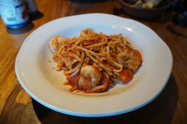 私が頼んだパスタはエビとトマトのリングイネ（Our famous prawn linguine）。<br />うーん、パスタが茹で過ぎでぶよぶよボソボソ。<br />完全にスープを吸ってしまって艶が無いし、なんといっても冷めてる！<br />この直前、ホールスタッフが盛大に食器を割ってしまってその片付けに手間取って出来たてを持ってこなかったからなのかなんなのか、とにかく味も含めてかなりお粗末。<br />エビだけは大きくてプリプリで美味しかったけど！