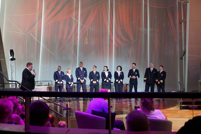 16:30よりTwo70でプラチナム以上のトップティアパーティーが開催されました。<br />今回乗船しているリピーターは全部で2,513人。<br />その内訳は<br />ゴールド/1,331人（今回のクルーズで182人がプラチナムへ）<br />プラチナム/430人（同103人）<br />エメラルド/239人（同64人）<br />ダイアモンド/355人（同10人）<br />ダイアモンドプラス/139人<br />ピナクル/19人<br /><br />今回最高のポイント数は2,960ポイントの米国人夫妻。<br />初めてのロイヤルカリビアンは2002年で、最長はケープリバティ～香港までのQuantum of the seasでの69泊クルーズだそうです。<br /><br />乗客の半数以上がロイヤルカリビアンのリピーターでピナクルが二桁も乗っているだなんてさすが米国発着です。