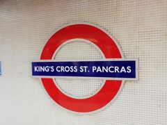 さて、King's Cross St.Pancrasの駅から始めたいと思います。
Piccadilly　LineでKnightsbridgeまで行きます。
Knightsbridge駅からはハロッズ方面に出口を出て、ハロッズの向かいにあるカフェに行きます。