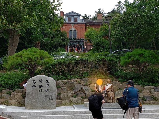 ご飯を食べた後にやって来たのは【木浦近代歴史館 1館 (旧木浦日本領事館)】です。<br /><br />例の少女像がありますね。