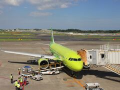 成田空港から出発です。
Ｓ７航空は綺麗な黄緑色の機体です。