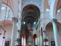 あら、こんなところに教会が。
ミラノ最古のロマネスク様式の聖堂だそうです