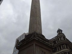 少し歩くとロンドン大火記念塔、街中に溶け込んでいます。
塔には登れますが有料です。
今や派手な観光地が膨大にありますから、ここを目的に来る人は少ないでしょう。
でも１６６６年にあった、ロンドン大火を忘れないよう建てられたんですね。
