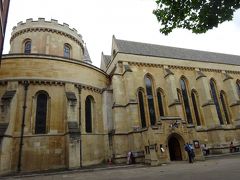ダ・ヴィンチコードのロケ地はフランスでも廻りましたが、ロンドンではここテンプル教会が有名です。
確かハリーポッターでも、ハリーの両親が埋葬された教会の設定でした。

入場料は大人５ポンド、受付で払って入ります。