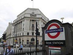 ロンドンの通勤者気分を味わいながら着いたのは『バンク』駅。
まさに金融の中心です、兜町というよりは丸の内の三菱村あたりです。

丸の内に通勤するのはどんよりですが、ここはテンション上がります。
