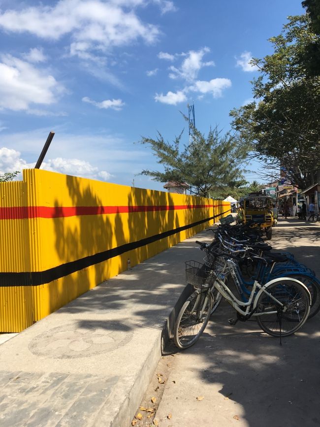 港の囲いのペンキ塗りは終わったようだ