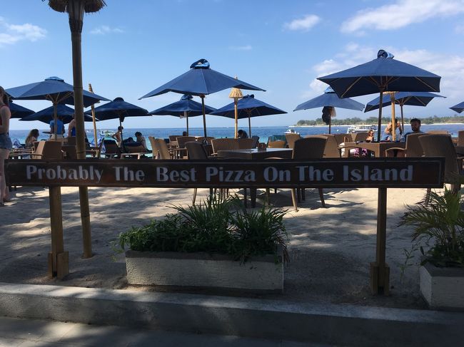 帰り道、自身なさげなピザ屋の看板。。。もっと自信持とうよ。。。