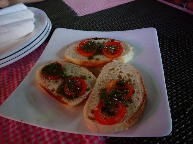 注文して、ビール飲んでると、サービスの品が届いた(笑)