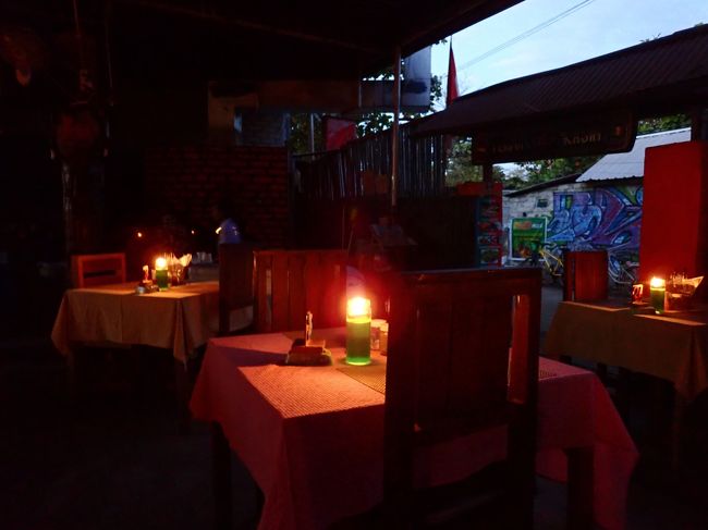 また来年も来ないといけないねと話しながら食べてると、停電。ここで懐中電灯が今回初登場。