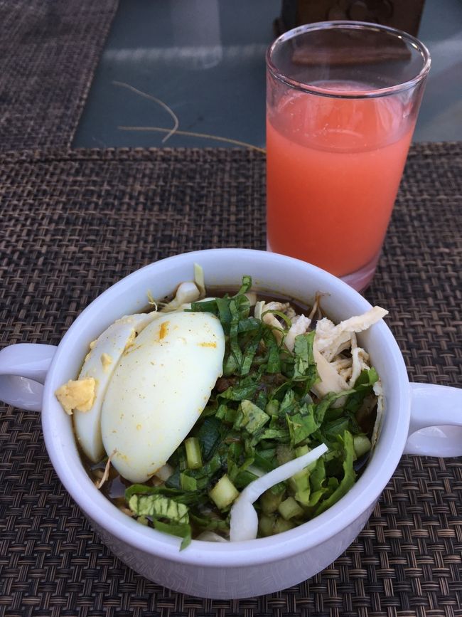 旅立ちの日。朝ごはんは相変わらずこれ、そしてロンボク空港に行くのに山越えがあるので、朝ごはんは軽めに。