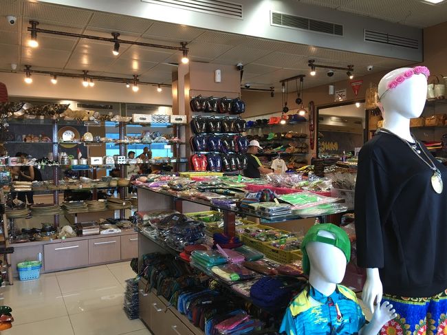 今回のロンボク⇒デンパサールのガルーダ便はエクスペディアで予約したので、ラウンジなし。お土産物屋をみても、バリで買うから買う必要ないねということで、見るだけ～