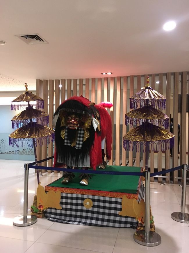 空港にはJTBにお願いしていた送迎の人がきていた。そしてSIM買いたいんだけどというと、空港の電話会社のカウンターに連れてってくれたけど、空港価格。。。ロンボクで言われた金額の倍以上ＷＷＷ同じ電話会社なのに。<br />高いから諦めたら、ドライバーが気を使って、空港近くの怪しげなとこによってくれたけど、そこも空港と同じ価格であきらめることに。。。