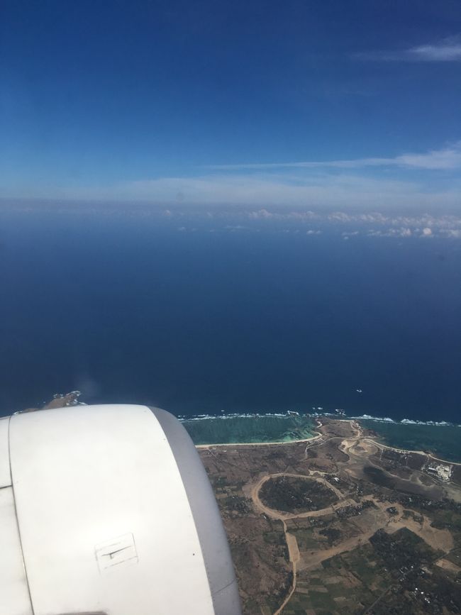 ロンボクの海を眺めてると、前から、CAが何かを配り始めた