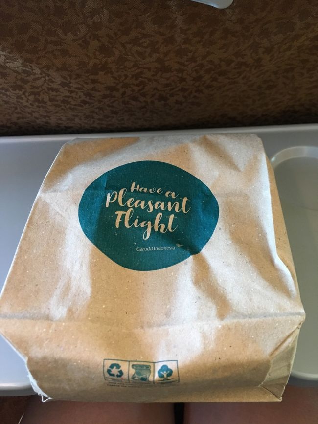 紙袋を渡された。１時間のフライトなのに何が入ってるんだろ？