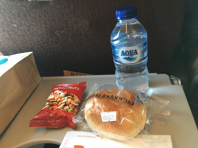 期待をせずにあけると、中身はナッツ、パン、お水。パンは中にチョコスプレーが入っていて、おいしゅうございました。<br />ガルーダの国内線機内食でNO.1(笑)おいしかった(笑)