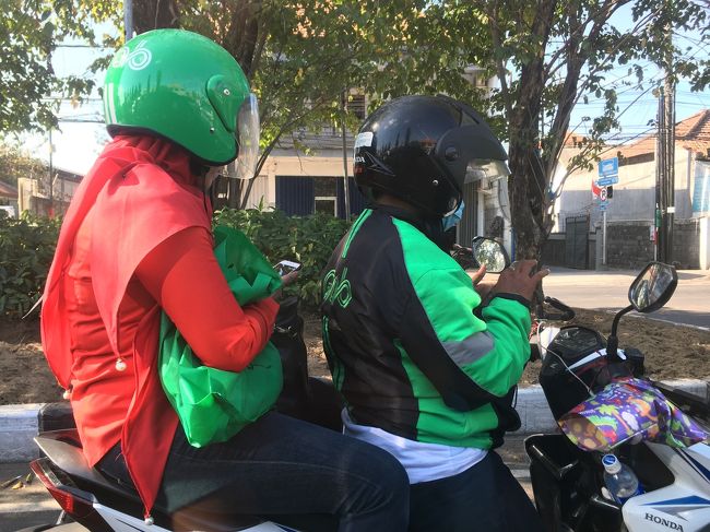 バリの胡散臭いバイクタクシーはGRABに変貌。<br /><br />夕方のラッシュにはまり、お祭り渋滞にはまり、ウブドまで遠いＷＷＷ途中、ドライバーの携帯が鳴り、見ると、お電話はMY WIFEから(笑)奥さんまら２回ほど催促が入ってて、お気の毒に。。。
