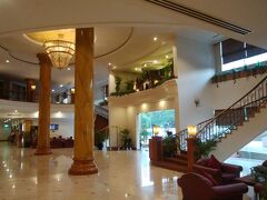 汗だくで一旦ホテルに帰ってシャワーに入ってからディナーに行くことに。
ホテルはAngkor Century Hotelという少しシェムリアップ市街からは離れたところですが、良かったです。

かなり疲れていたので、シャワーの時間が有難かった！
体力回復です！