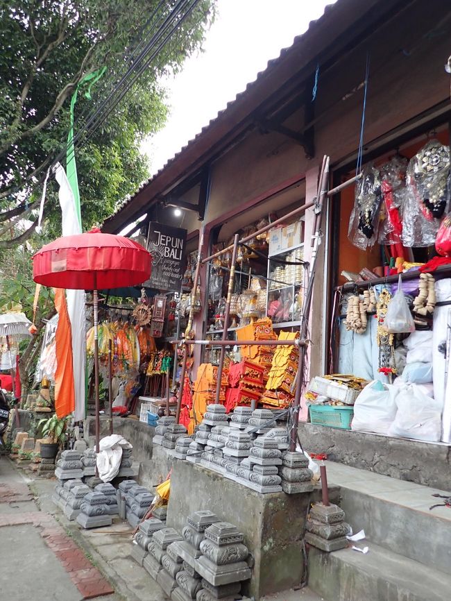 ローカルなお店を見ながら、車が多い通りを進む。ライステラスなんてあるの？と疑問に思うほど騒がしい。