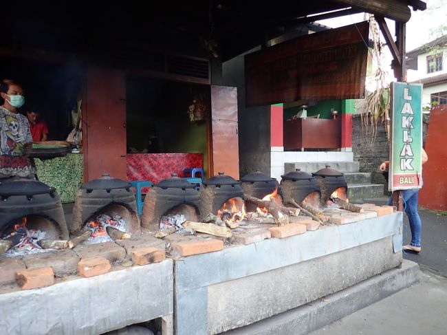 こちらはかまどで何かを蒸してる。きっと葉っぱに包まれた何か。