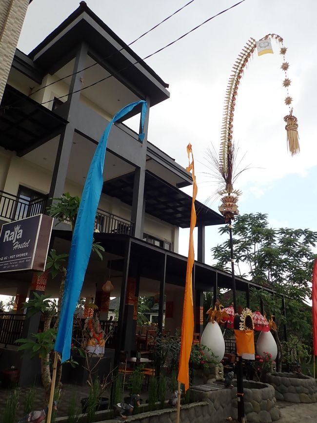 脇道に入り、ここのホテルよさそうだね、と言ってると向かいのわんこにワンワンほえられる。。。