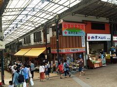 駅前商店街へ