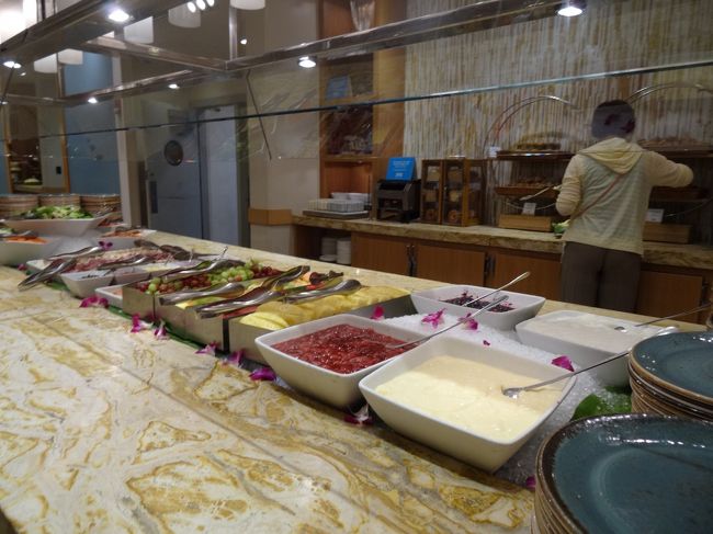 ヨーグルト＆シリアルはアメリカ人大好きだから…。