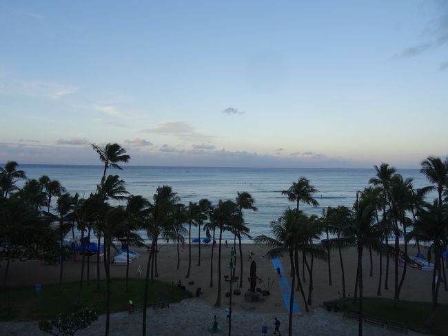 さて出かける準備を。<br /><br />今日はダイヤモンドヘッド登頂があるので、足元しっかりしておかないと…。