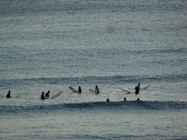 早朝からサーフィンやっています。<br /><br />サーフィンのメッカですからね…。