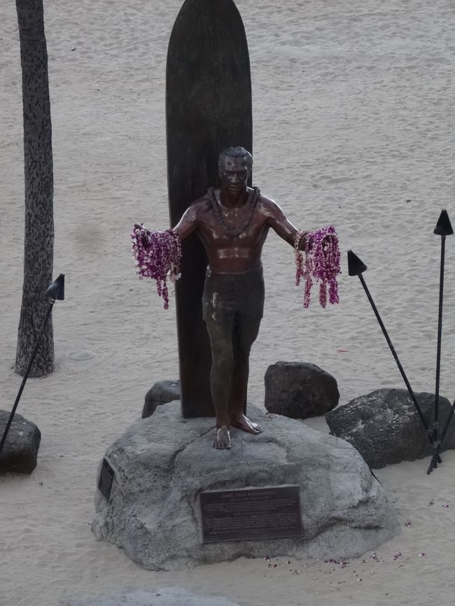 ワイキキビーチの目印。<br /><br /><br />デューク…<br /><br />更家？<br /><br /><br />結局デュークだけしかわからず…。