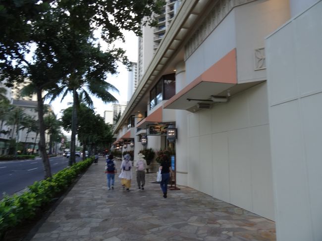 ツアーの待ち合わせ場所に行きます。