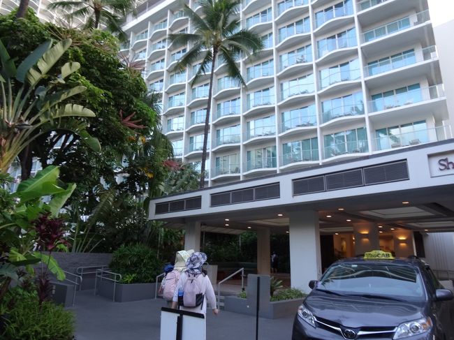 ツアーの集合場所はここ<br /><br />シェラトン　プリンセス　カイウラニ<br /><br /><br />歩いて3分くらいだったかな…。<br /><br /><br /><br />我々が泊まるハイアットリージェンシーはクルマを停めておくスペースがないのでツアー待ち合わせには不向きみたいです。<br />