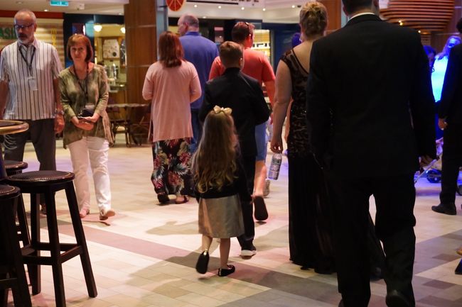 この日のドレスコードはフォーマル。<br />小さい女の子もちゃんとオシャレしてディナータイムです。<br />NY発着はカリブ海に比べてドレスアップ度が高いので見ているだけでも楽しめます。