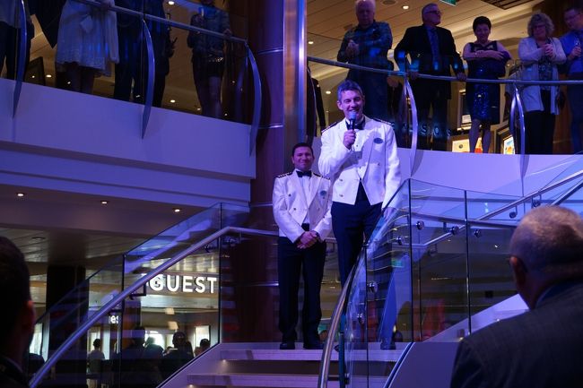 ロイヤルエスプラネードで船長他クルーの挨拶。