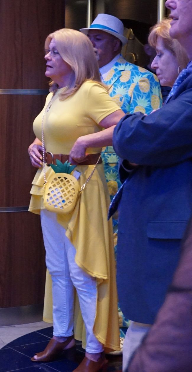 こちらの黄色の女性。<br />パイナップルのバッグが可愛いなと思っていたら、なんと後ろにいる旦那さんとまさかのお揃い。<br />旦那さん、全身パイナポー柄でした。<br />どこで売ってるの！？