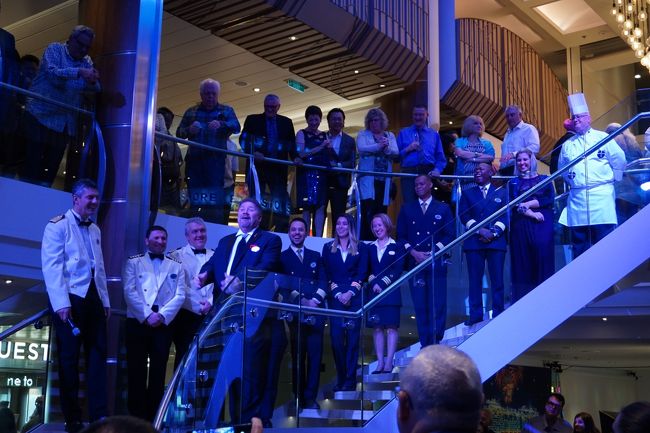 今回、クロアチア出身の船長とギリシャ出身の船長の2名が乗船。<br />メインはバン船長ですが、交代の時期だったのかな？<br />トリはやっぱりチーフシェフ。<br />巨漢！