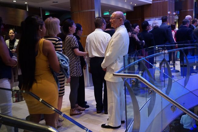 この全身白の年配の男性、オシャレだなぁと眺めていたんです。<br />でもこの後、どう見ても50歳近く年下の東南アジア系の女性が来てベタベタイチャイチャ。<br />オシャレは撤回して、なんかとてつもなく不潔な感じがしてしまいました・・・