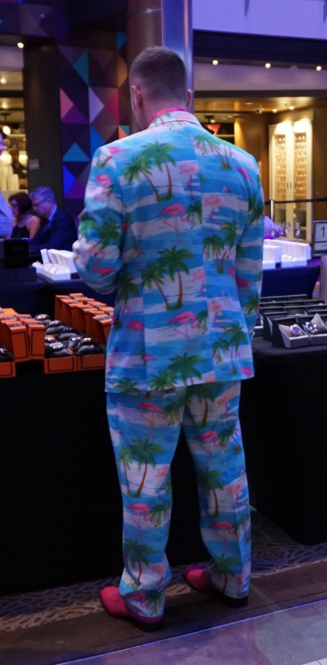 パイナポーで驚いてたら、更に上を行く男性。<br />こちらは椰子の木とフラミンゴ。<br />足元もフラミンゴカラー。<br />うーん、アメリカのフォーマルナイト、凄いです。<br /><br />何がスゴイって、このフラミンゴ柄、なんと被ってたんです。<br />同じ人かと思ったら別人が着てました。<br />ピンクシューズの男性はお仲間もこんな感じのファッション。<br />カジュアル船のフォーマルナイトは見ているだけで楽しめます。