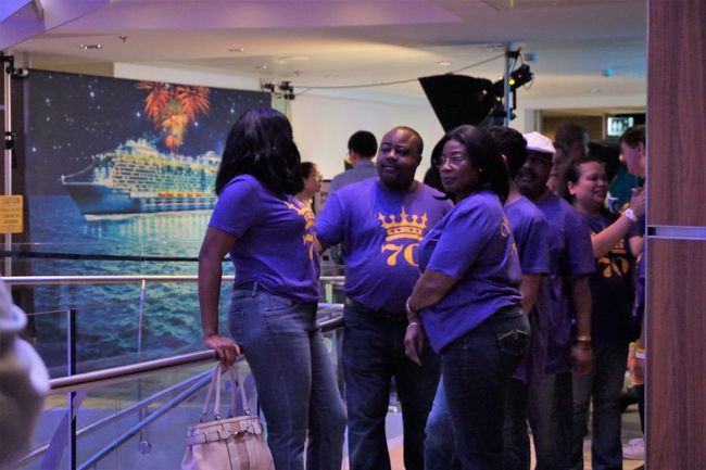 お揃いのTシャツを着ているグループもたくさん見かけます。<br />こちらは誰かの70歳のお誕生日かな？<br />ファミリートリップとか、バースデートラベルとか、乗船日は見ものです。