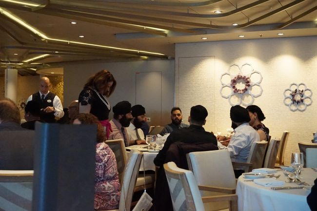 近くの大人数テーブルでは男性陣がターバンを巻いて登場。<br />シーク系の一族なのかな？<br />1人以外はフォーマルナイトだけ巻いてました。