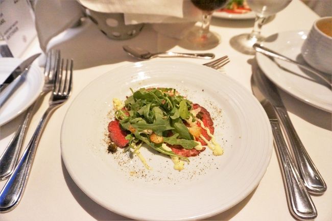 前菜からはビーフカルパッチョを選択。<br />毎回必ず頼むけどはずれナシ！