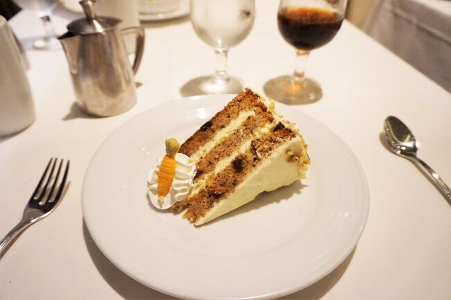 デザートはキャロットケーキ。<br />これぞアメリカンな味。<br />シナモンにクリームチーズフロストにローストしたクルミ。<br />コーヒーが無いと食べられません。