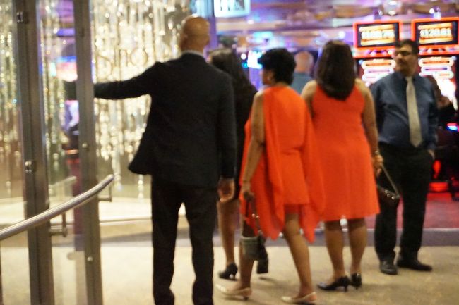 女性グループだと衣装を揃えていることも多いです。<br />全身白だったり、ピンクのスパンコールだったり。<br />カジュアル船のドレスコードはフォーマルというよりオシャレを楽しむ日。<br />女性ならではの楽しみ方です。<br />いや、アメリカ人は男性も相当楽しんでるな！<br />