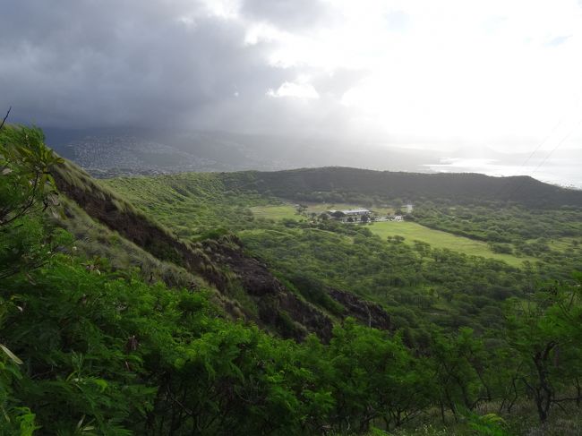 階段を登り切った後の景色です。<br /><br /><br />汗が滝のように落ちています。