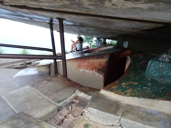 頂上に着くと、こんな狭いルートが。