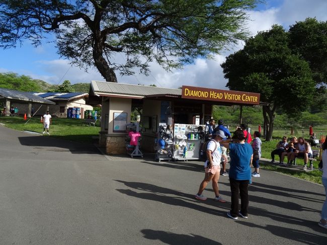 スタート地点には売店もあり、水も手に入りますが、高いです。<br /><br /><br />自販機もあるのですが、手入れが悪く、1ドル札読みとらないし…。<br /><br /><br />あきらめた。