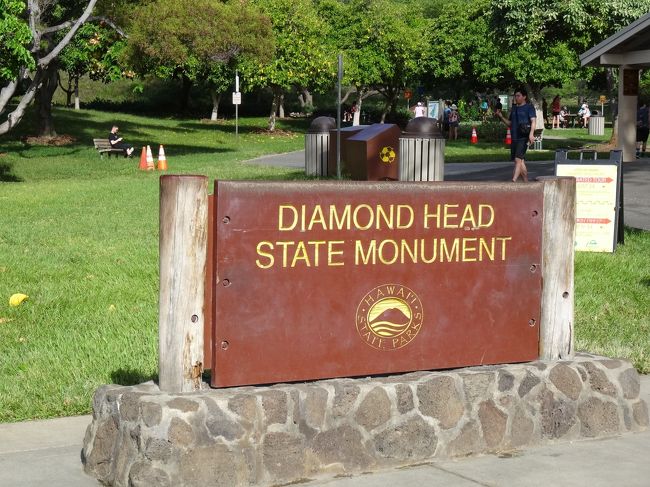 プチ情報ですが、日本人がホノルルにツアーで来る時、個人的に一番便利だと思うのがJALパックだと思った。<br /><br /><br />無料トロリーはいくつか出ているが、ここダイヤモンドヘッドまで来るのはJALパックのトロリーだけ。<br /><br />他はタクシーかツアーで来るしかないから、ツアーは割高でも移動の足代がほとんどかからないことを考えると、JALパックは現地に来てお得みたいだ。