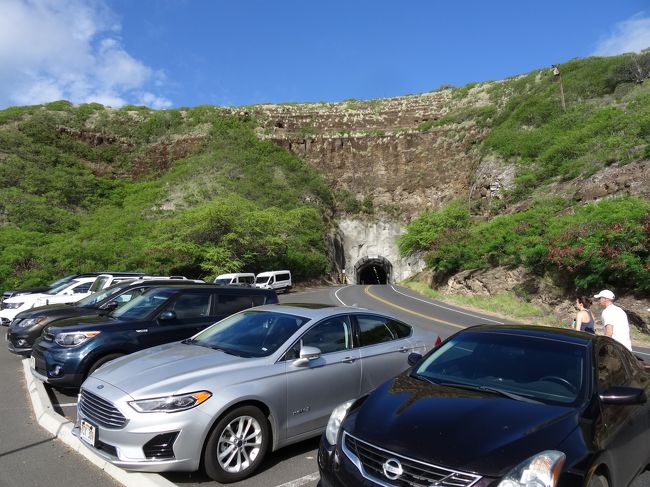 我々が登山している間にガイドさんができたてのマラサダを買ってきていた。<br /><br /><br />途中の駐車スペースで配布された。